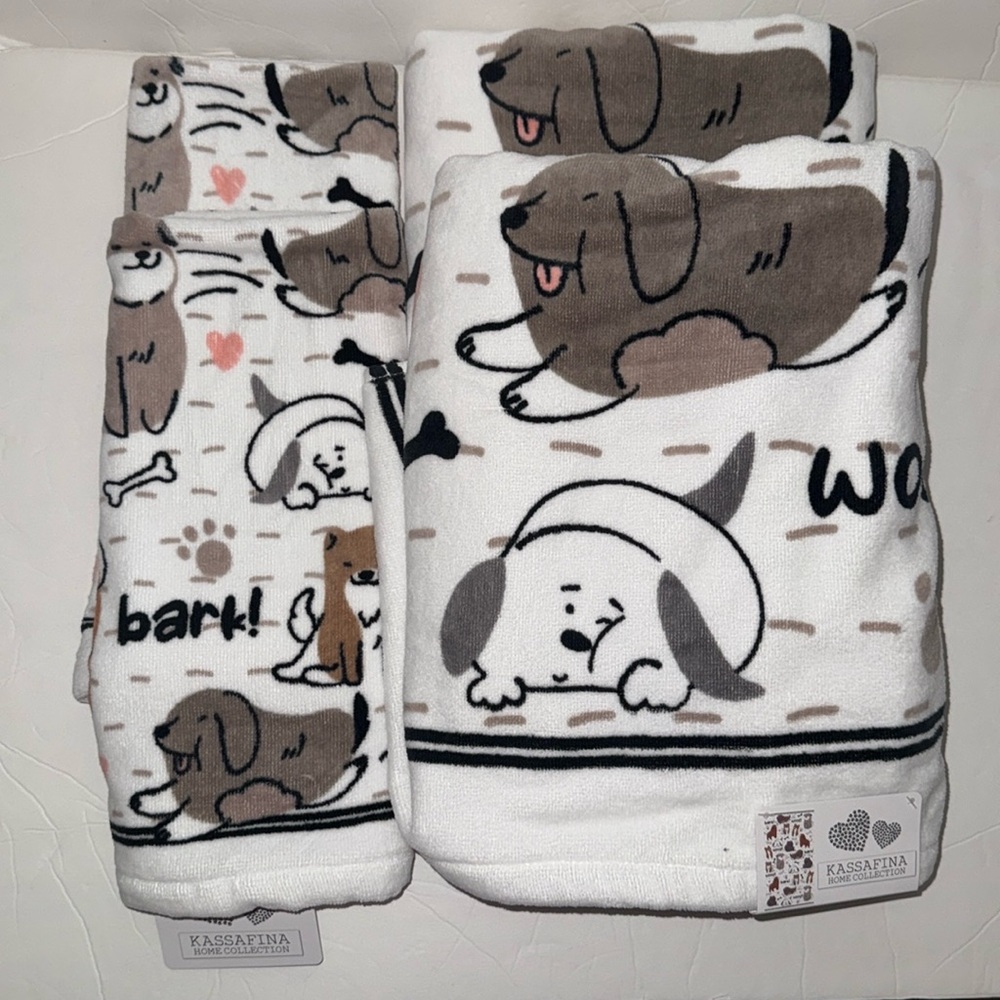 NWT Kassafina 4 Pc Velour Cotton Bath Towel Set All Over Dog Theme Woof Bark